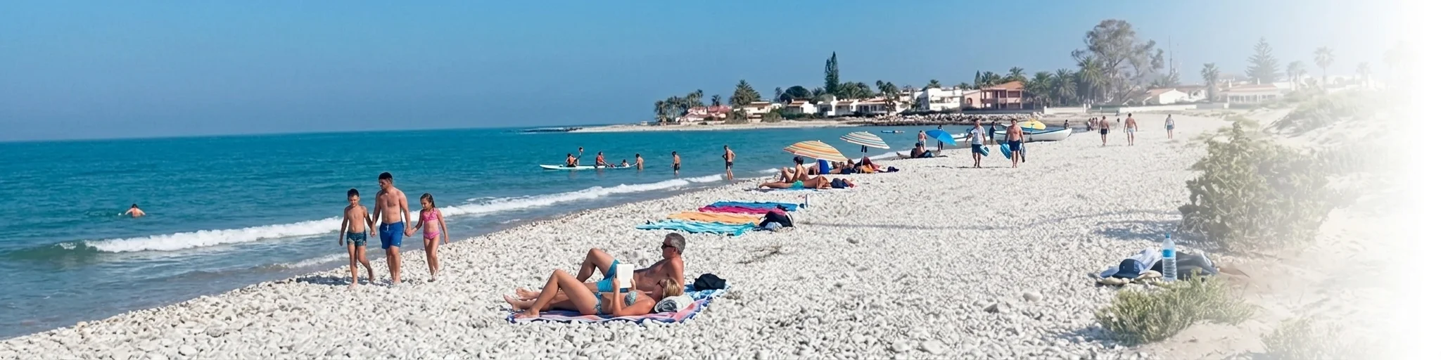 Die Playa Almadrave Els Poblets bei Denia im Sommer